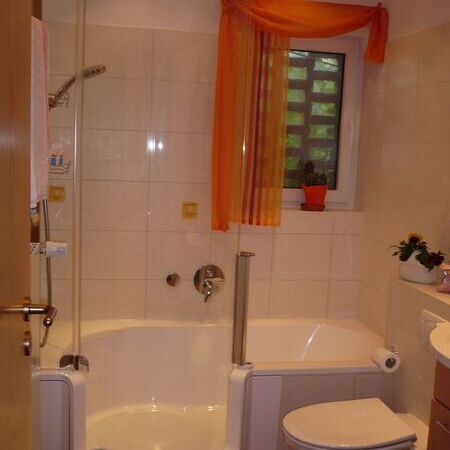 Badewanne mit Tür duschen und baden